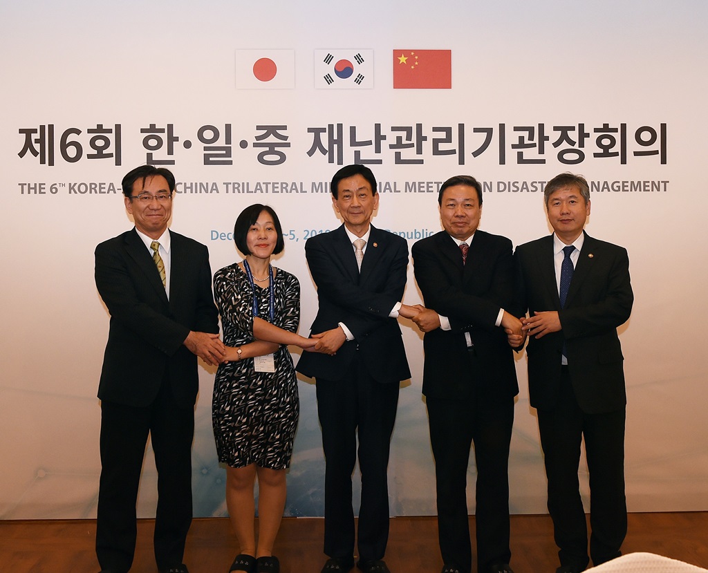 Minister Chin Young is taking commemorative photos with State Minister Taira Masaaki of Japan, Vice Minister Shang Yong of China and Secretary-General Michigami Hisashi of TCS at the welcome dinner for the 6th Trilateral Ministerial Meeting on Disaster Management held on December 5 at Samcheonggak.