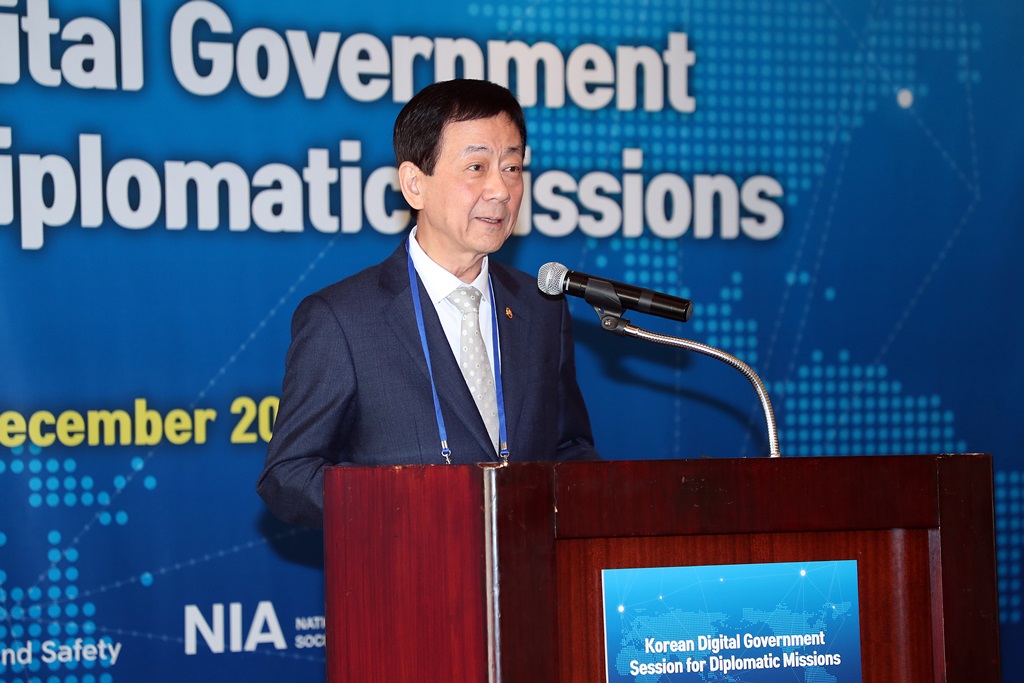 Minister Chin Young is delivering an opening remarks at the Korean Digital Government Sessions for Diplomatic Missions held on December 18 at Grand Hyatt Hotel, Seoul.