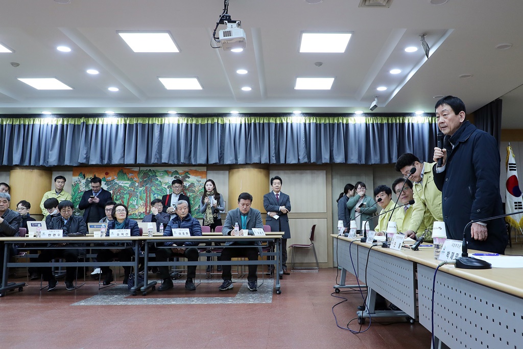 진영 장관이 11일 오후 우한시 귀국 국민 임시생활시설 현장을 점검한 뒤 운영 관리 등을 논의하기 위해 경기도 이천시 장호원읍사무소에서 지역주민들과의 간담회를 하고 있다.