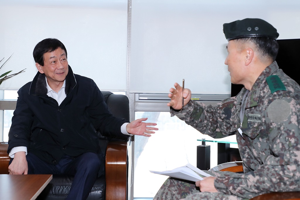 진영 장관이 11일 오후 우한시 귀국 국민 임시생활시설 등을 점검하기 위해 경기도 이천시 소재 국방어학원을 방문하여 관계자와 시설 현황에 대해 대화하고 있다.