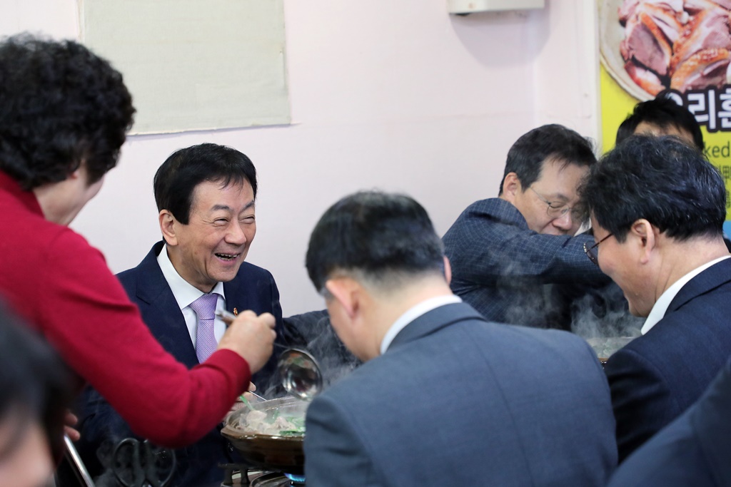진영 장관이 12일 오전 '코로나19'에 따른 경기 침체 활성화를 위해 서울 종로구 소재 금천교 전통시장을 방문하여 한 음식점에서 직원들의 애로·건의사항 등을 청취하는 소통간담회를 하고 있다.