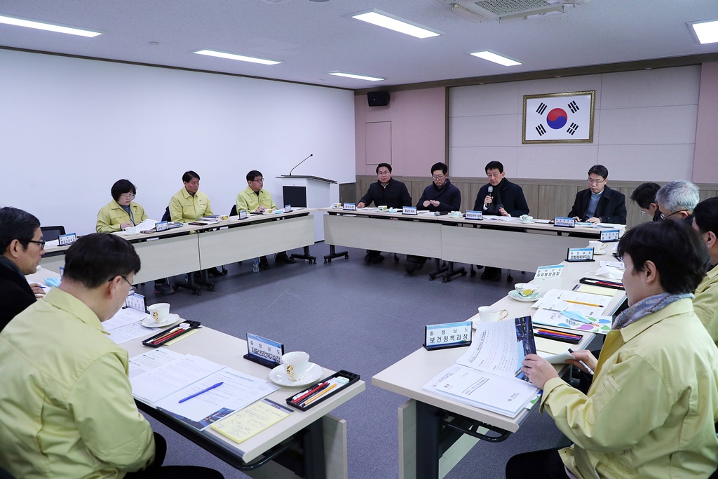 진영 장관이 16일 오전 충남 아산시 보건소에서 '코로나 19' 관련하여 중국유학생 대응방안 및 상황 등을 점검하는 간담회를 하고 있다.