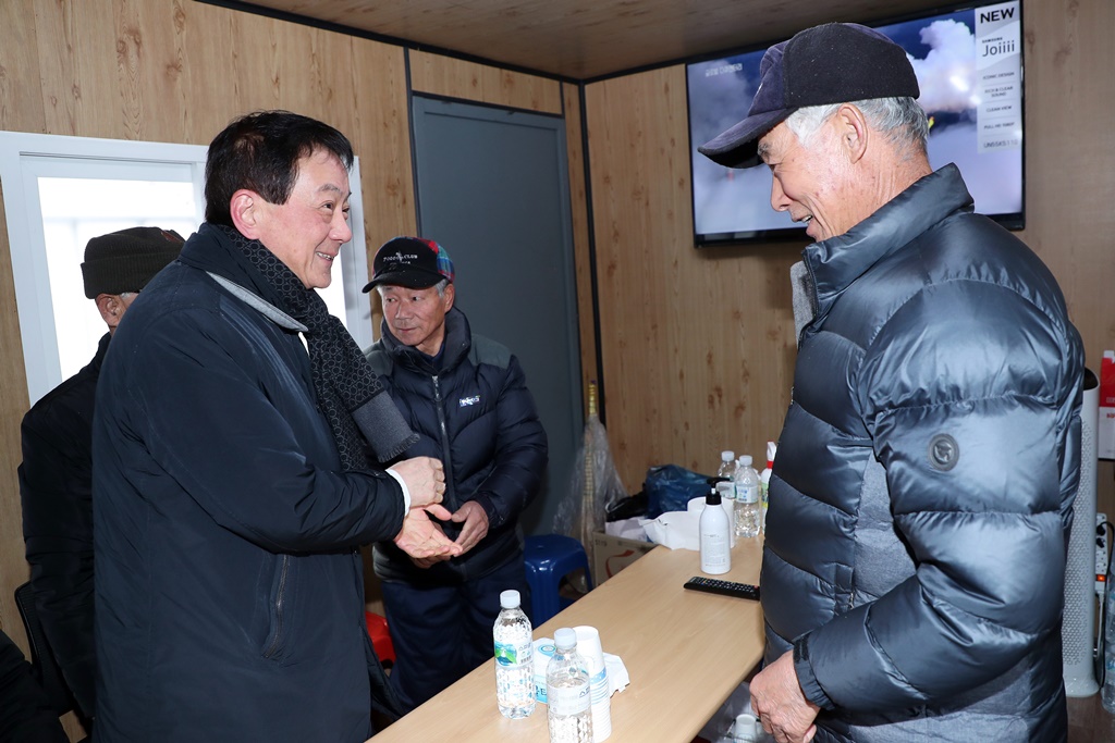 진영 장관이 16일 오전 '코로나 19' 관련하여 충남 아산시 경찰인재개발원 지역마을 주민들에게 감사 인사를 하고 있다.
