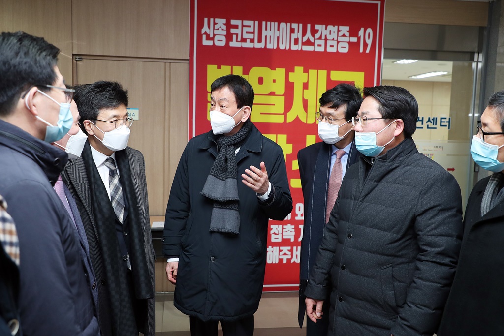 진영 장관이 16일 오전 충남 순천향대학교를 방문하여 '코로나 19' 관련하여 중국유학생 생활관에 대해 사전 점검을 하고 있다.