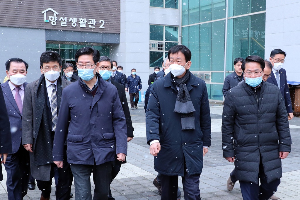 진영 장관이 16일 오전 충남 순천향대학교를 방문하여 '코로나 19' 관련하여 중국유학생 생활관에 대해 사전 점검을 하고 있다.