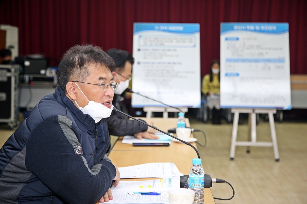 윤종인 차관이 19일 오후 전라북도 군산시 보건소를 방문해 코로나19 관련 방역 및 애로사항 등을 청취하고 향후 대응 대책에 관한 의견을 나누고 있다.