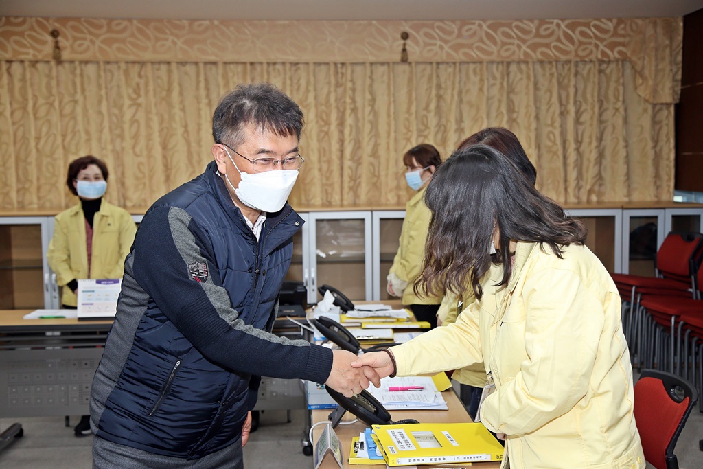 윤종인 차관이 19일 오후 전라북도 군산시 보건소를 방문해 코로나19 관련 방역 근무를 하고 있는 직원과 악수를 하고 있다.