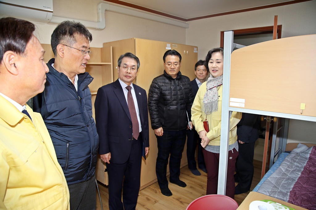 윤종인 차관이 19일 오후 전라북도 군산대학교 생활관을 방문해 중국 입국 유학생 방역 관리 및 애로사항을 청취하고 향후 관리대책에 관한 의견을 나누고 있다.