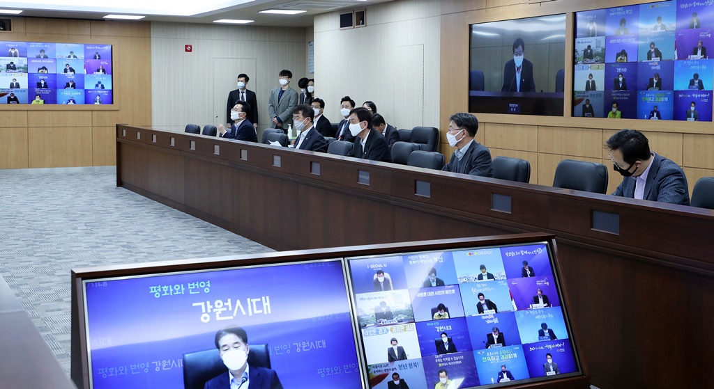 진영 장관이 19일 오후 정부세종청사 영상회의실에서 전국 시·도 부단체장들과 코로나19 대응 지역경제 비상대책 영상회의를 주재하고 있다.