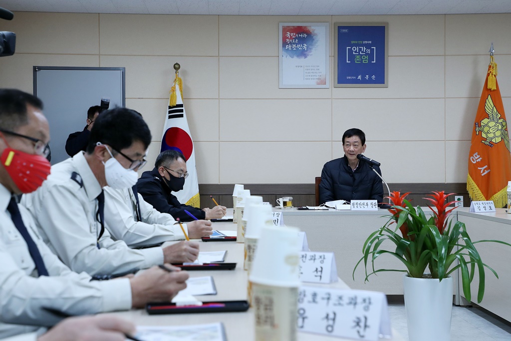 진영 장관이 1일 오전 소방공무원 신분 국가직전환 시행과 관련, 강원도 강릉소방서를 방문하여 현장 소방관들의 건의 및 애로사항 등을 청취하는 소통 간담회를 하고 있다. 