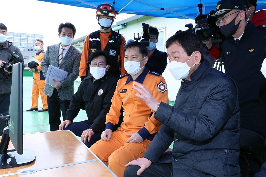 진영 장관이 1일 오전 소방공무원 신분 국가직전환 시행과 관련, 강원도 환동해특수재난대응단을 방문하여 소방드론 및 산불전문진화차 시연을 관람하고 있다. 