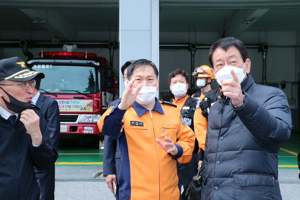 진영 장관이 1일 오전 소방공무원 신분 국가직전환 시행과 관련, 강원도 환동해특수재난대응단을 방문하여 소방드론 및 산불전문진화차 시연을 관람하고 있다. 