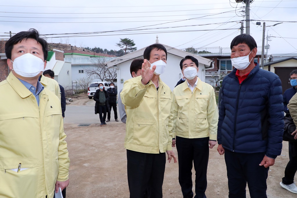진영 장관이 1일 오후 지난해 발생한 강원 산불로 피해를 입은 강원도 고성군 이재민들의 임시조립주택 이주단지 및 주택신축 현장을 점검하고 있다.