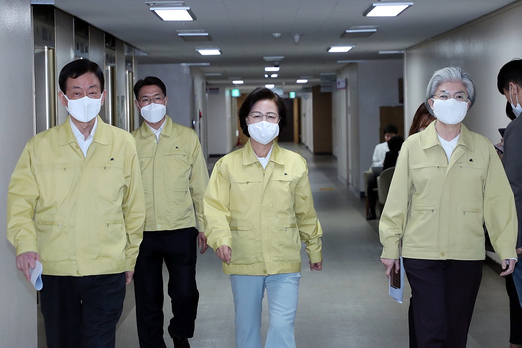 2일 오전 서울 세종대로 정부서울청사에서 제21대 국회의원 선거와 관련, 안전한 투표환경 조성과 공명선거 실천을 위한 정부 '대국민 담화문'을 공동으로 발표하기 위해 장관들이 들어서고 있다. 오른쪽부터 강경화 외교부장관, 추미애 법무부장관, 진영 행정안전부장관