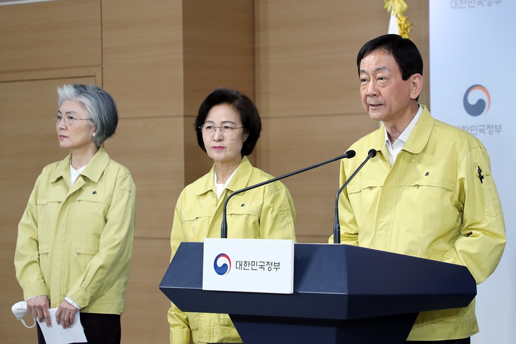 2일 오전 서울 세종대로 정부서울청사에서 제21대 국회의원 선거와 관련, 안전한 투표환경 조성과 공명선거 실천을 위한 정부 '대국민 담화문'을 공동으로 발표하고 있다. 오른쪽부터 진영 행정안전부장관, 추미애 법무부 장관, 강경화 외교부장관