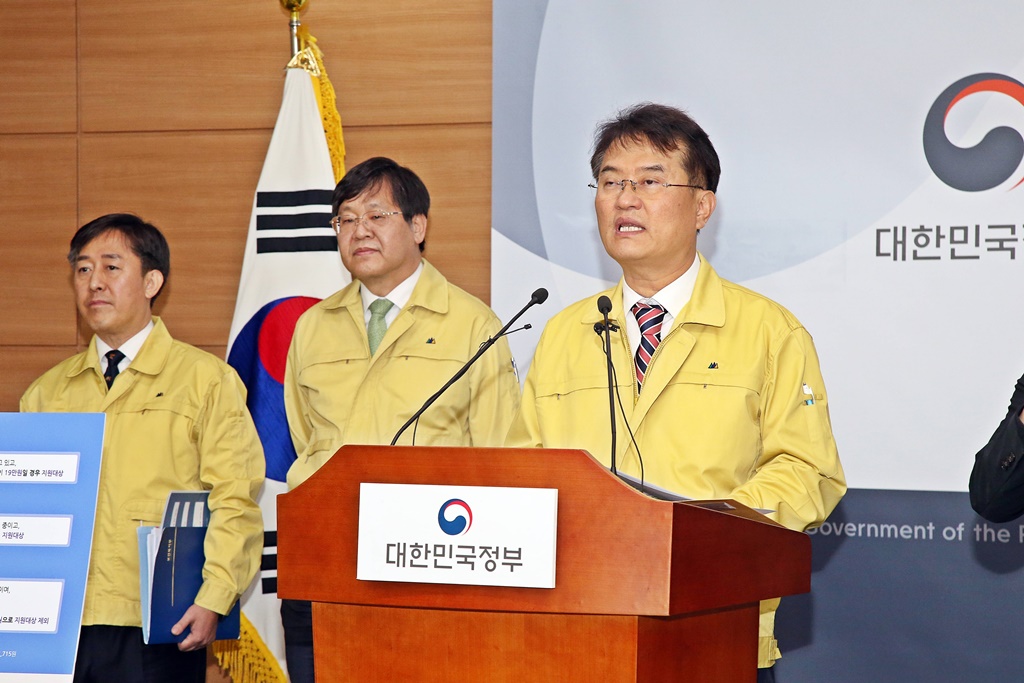 윤종인 차관이 3일 오전 세종특별자치시 정부세종청사 6동 브리핑실에서 긴급재난지원금 범정부 TF(태스크포스)를 통해 결정된 코로나19 관련 '긴급재난지원금  대상자 선정기준 원칙'을 발표하고 있다.