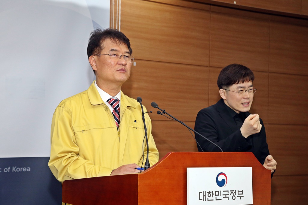 윤종인 차관이 3일 오전 세종특별자치시 정부세종청사 6동 브리핑실에서 긴급재난지원금 범정부 TF(태스크포스)를 통해 결정된 코로나19 관련 '긴급재난지원금  대상자 선정기준 원칙'을 발표하고 있다.