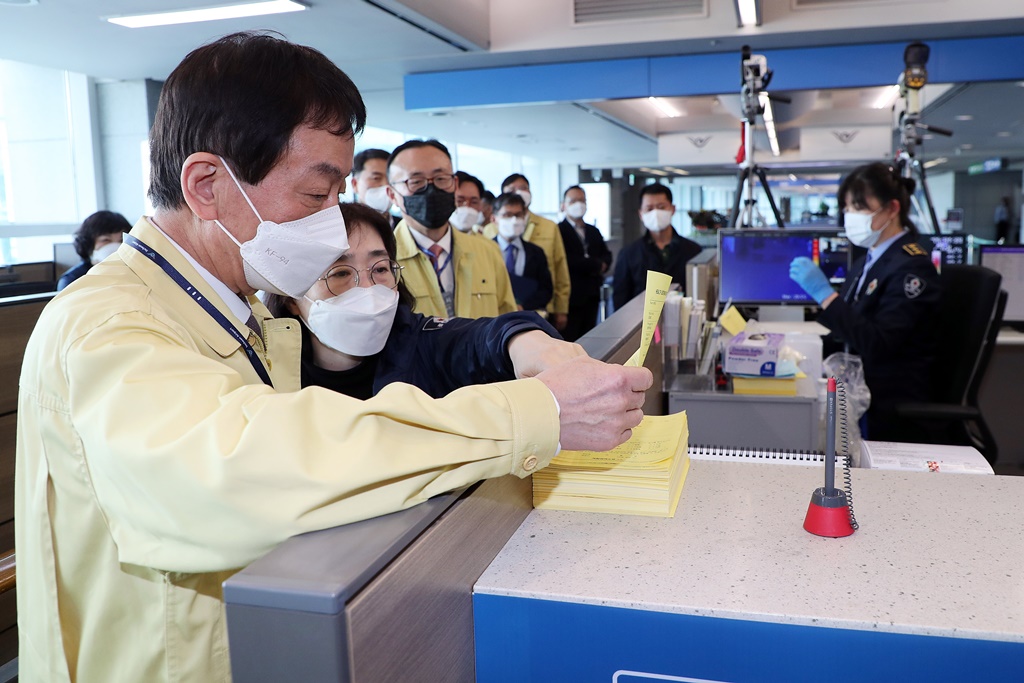 진영 장관이 6일 오후 인천국제공항을 방문하여 공항 입국 검역체계와 입국장 자가격리 앱 설치 등 코로나19 대응 현장을 점검하고 있다.