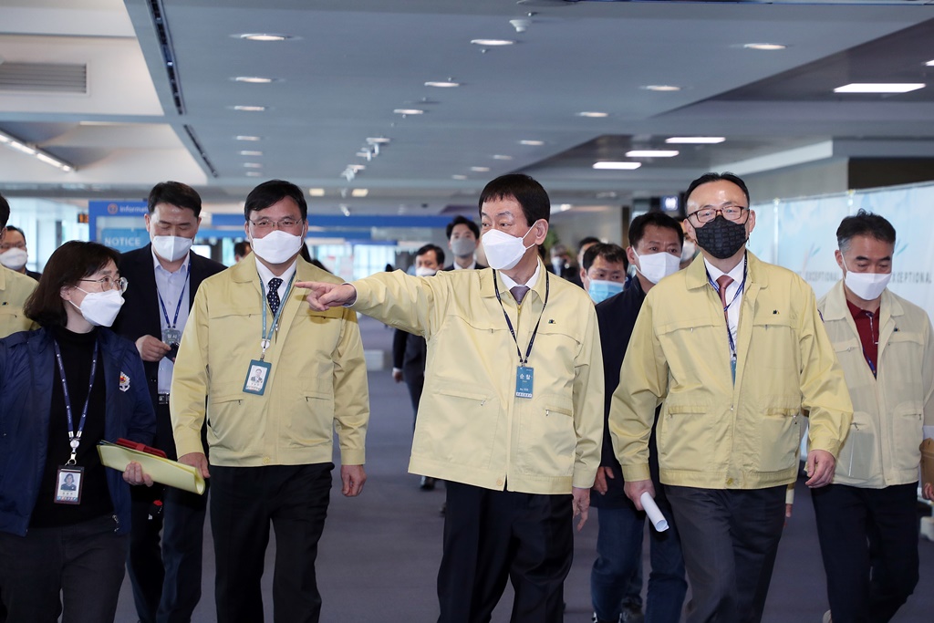 진영 장관이 6일 오후 인천국제공항을 방문하여 공항 입국 검역체계와 입국장 자가격리 앱 설치 등 코로나19 대응 현장을 점검하고 있다.