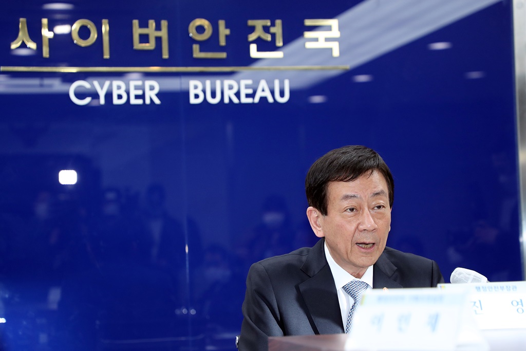진영 장관이 8일 오후 텔레그램 성착취 사건 대응을 위해 설치한 경찰청 '디지털성범죄 특별수사본부'를 방문하여 수사상황 및 운영현황 등을 점검하고 모두발언을 하고 있다.