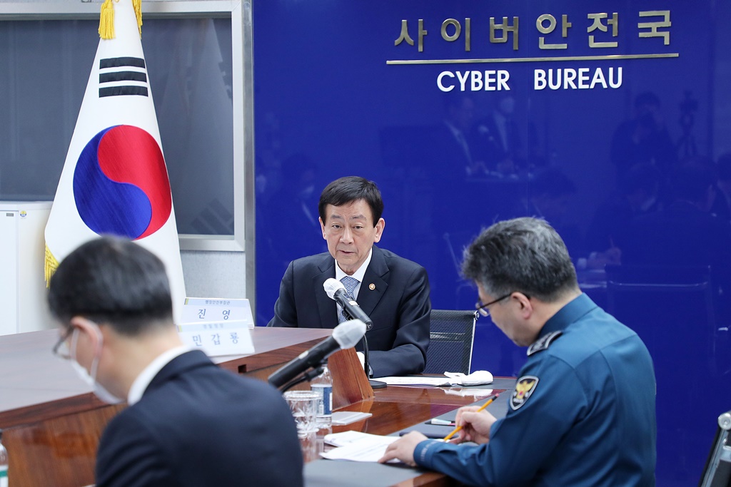 진영 장관이 8일 오후 텔레그램 성착취 사건 대응을 위해 설치한 경찰청 '디지털성범죄 특별수사본부'를 방문하여 수사상황 및 운영현황 등을 점검하고 모두발언을 하고 있다.