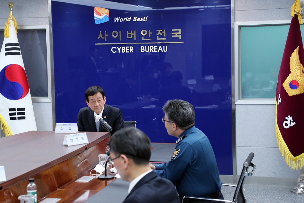 진영 장관이 8일 오후 텔레그램 성착취 사건 대응을 위해 설치한 경찰청 '디지털성범죄 특별수사본부'를 방문하여 수사상황 및 운영현황 등을 점검하고 모두발언을 하고 있다.