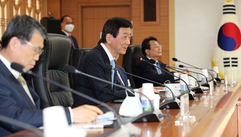 진영 장관이 8일 오후 정부서울청사에서  '긴급재난지원금 지급을 위한 행안부-지자체-신용카드사 간 업무협약식'에서  인사말을 하고 있다.