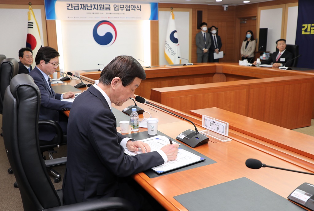 진영 장관이 8일 오후 정부서울청사에서 '긴급재난지원금 지급을 위한 행안부-지자체-신용카드사 간 업무협약식'에서 서명을 하고 있다.(KB국민카드, NH농협카드, 롯데카드, 비씨카드, 삼성카드, 신한카드, 우리카드, 하나카드, 현대카드)