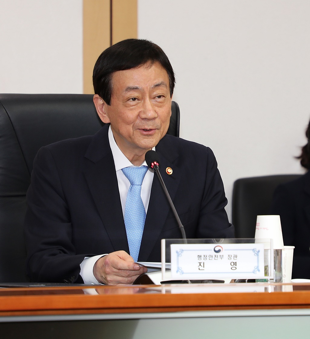 진영 장관이 8일 오후 정부서울청사에서  '긴급재난지원금 지급을 위한 행안부-지자체-신용카드사 간 업무협약식'에서  인사말을 하고 있다.