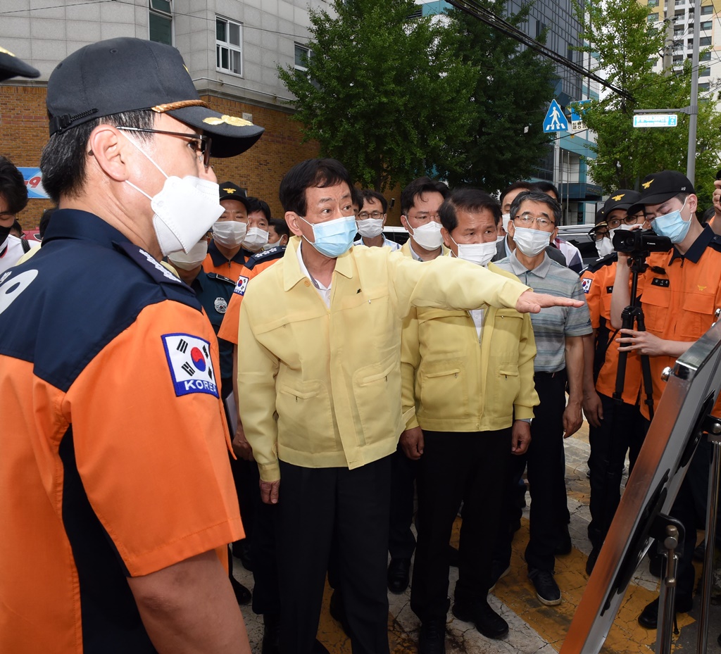 진영 장관이 24일 오후 부산 동구 초량제1지하차도를 찾아 소방관계자로부터 사고 당시 상황을 설명 듣고 있다.