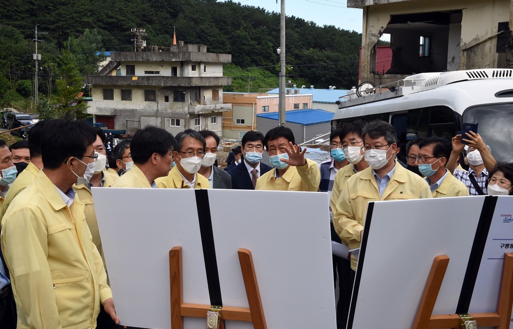 진영 장관이 24일 오후 태풍 미탁으로 인한 비탈면 붕괴발생 지역 복구사업현장을 찾아 현장 점검을 하고 있다