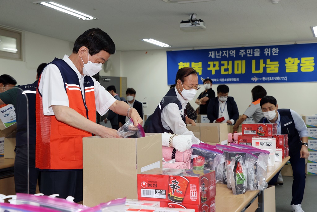 진영 장관이 16일 오전 전북 자원봉사센터에서 호우피해 취약계층 지원을 위한 위생물품 꾸러미 등을 포장하고 있다.
