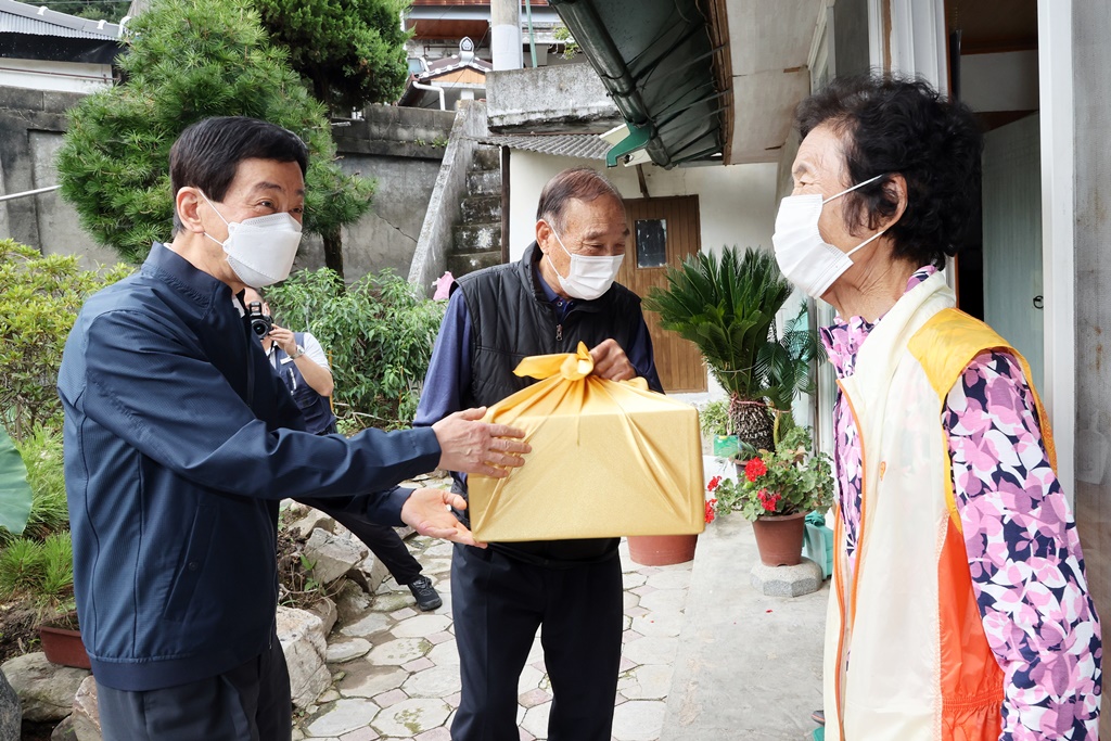진영 장관이 16일 오전 전북 지역 호우피해 취약계층 가정을 방문하여 위생물품 꾸러미 등을 전달해 주고 있다.