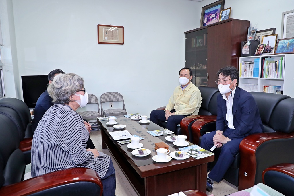 이재영 차관(오른쪽)이 22일 오후 추석 명절을 앞두고 대전광역시 대덕구 신탄진로 성우보육원을 찾아 김익자 원장(왼쪽)과 보육원 운영현황 및 애로사항을 청취하고 의견을 나누고 있다. 