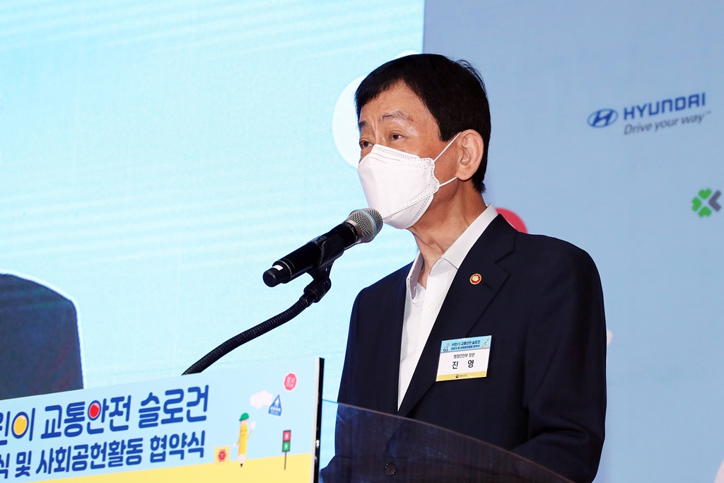 진영 장관이 25일 오전 대전광역시 서구 탄방초등학교 대강당에서 열린 '어린이 교통안전 슬로건 선포식 및 사회공헌활동 협약식'에 참석해 인사말을 하고 있다.