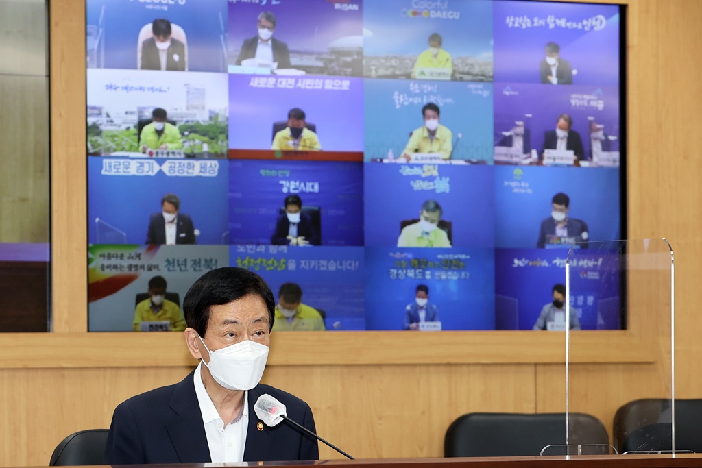진영 장관이 25일 정부세종2청사에서 4차 추경 주요사업 집행 관련하여 전국 시·도 부단체장 영상회의를 주재하고 있다.