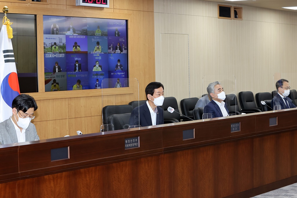 진영 장관이 25일 정부세종2청사에서 4차 추경 주요사업 집행 관련하여 전국 시·도 부단체장 영상회의를 주재하고 있다.