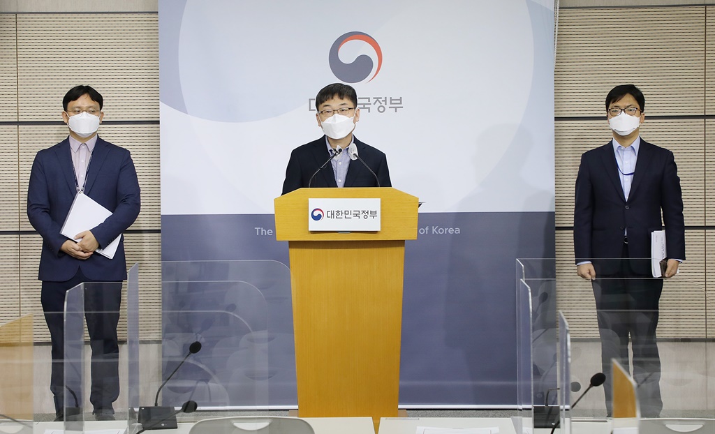 장수완 디지털정부국장이 16일 정부세종청사 공용브리핑룸에서 경제협력개발기구(OECD)에서 처음으로 실시한 "디지털정부평가(The OECD 2019 Digital Government Index)" 결과 발표를 하고 있다. 이번 "OECD 디지털정부평가"에서 대한민국이 종합 1위를 차지 했다.