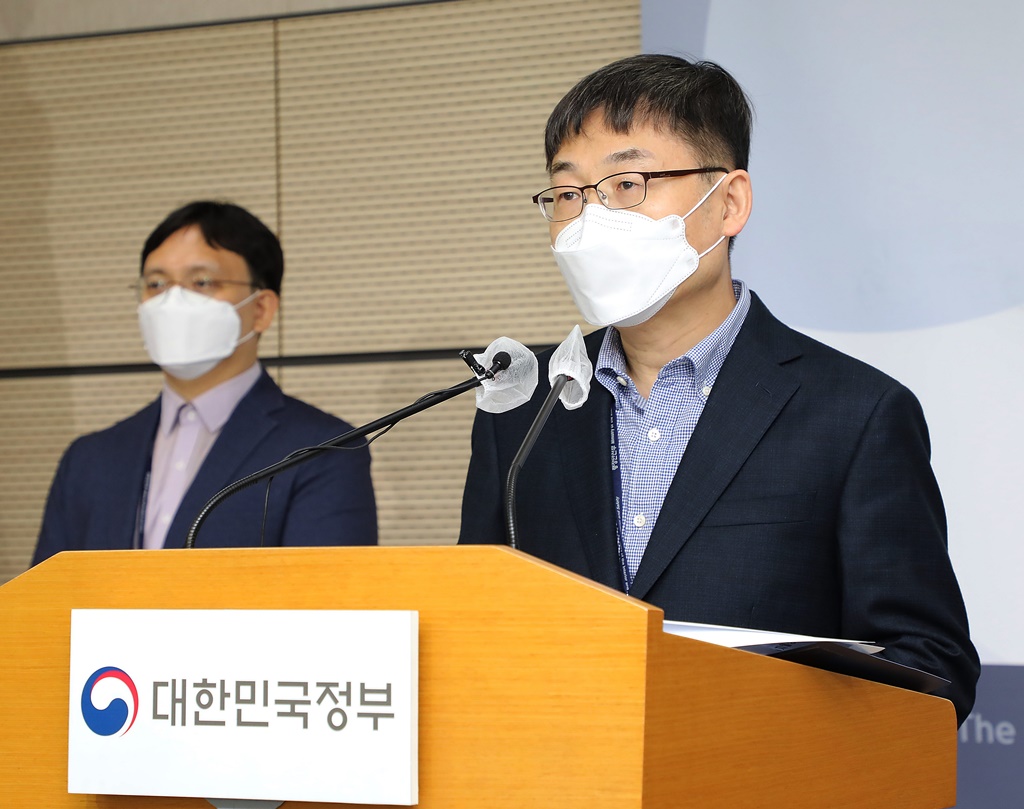 장수완 디지털정부국장이 16일 정부세종청사 공용브리핑룸에서 경제협력개발기구(OECD)에서 처음으로 실시한 "디지털정부평가(The OECD 2019 Digital Government Index)" 결과 발표를 하고 있다. 이번 "OECD 디지털정부평가"에서 대한민국이 종합 1위를 차지 했다.