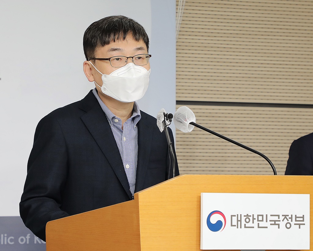 장수완 디지털정부국장이 16일 정부세종청사 공용브리핑룸에서 경제협력개발기구(OECD)에서 처음으로 실시한 "디지털정부평가(The OECD 2019 Digital Government Index)" 결과 발표를 하고 있다. 이번 "OECD 디지털정부평가"에서 대한민국이 종합 1위를 차지 했다.