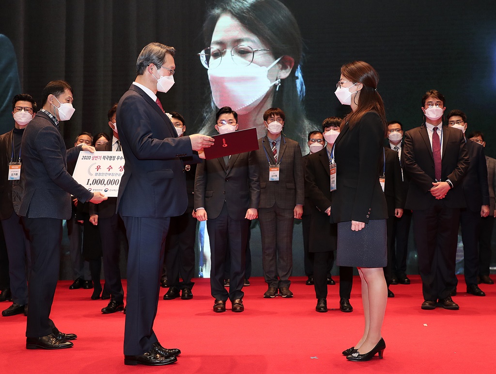 김희겸 행정안전부 재난안전관리본부장이 18일 오후 정부세종정부청사 6동 대강당에서 열린 ‘2020 적극행정 우수사례 경진대회’에 참석해 중앙행정기관, 지자체, 공공기관 등 우수상을 수여하고 있다.* 우수상(5곳)  경찰청, 서울시, 서민금융진흥원, 충남개발공사, 부산도시공사