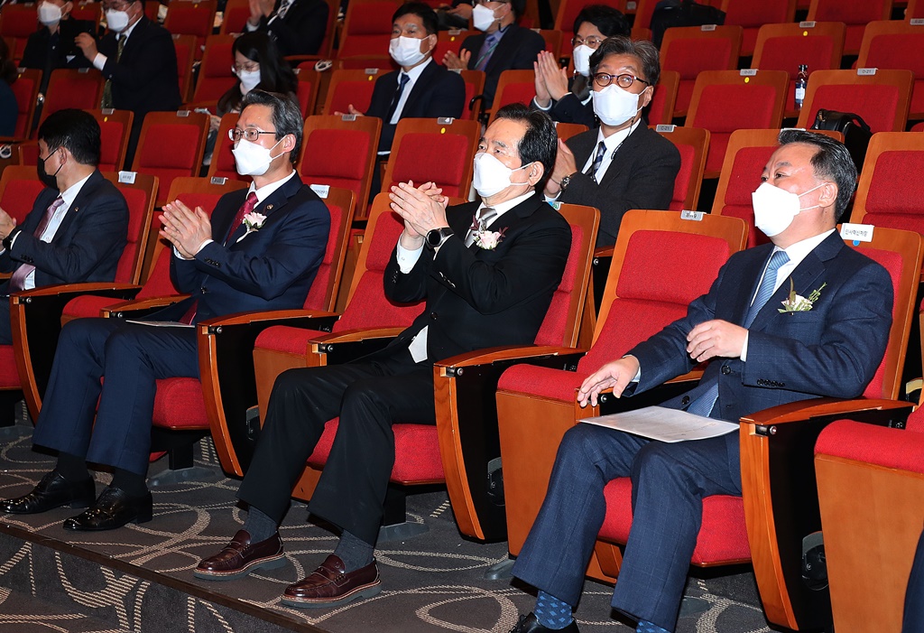 18일 오후 정부세종청사 6동 대강당에서 열린  ‘2020 적극행정 우수사례 경진대회’에서 참석자들이 적극행정 수상사례 영상을 시청 한 후 박수를 치고 있다.
