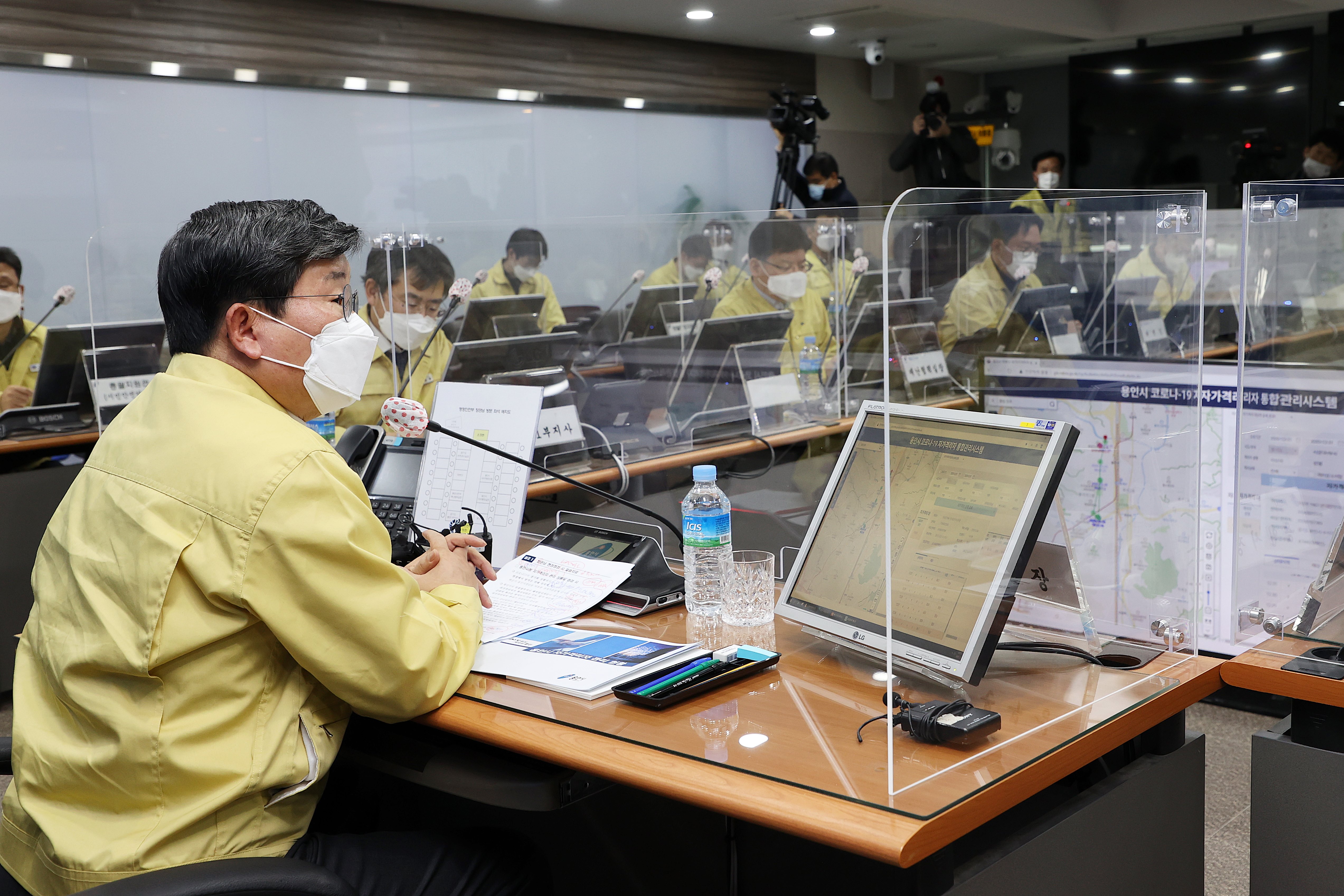 전해철 장관이 경기도 용인시청을 방문하여 용인시의 코로나19 대응 상황을 보고받은 후, GIS 상황관리시스템을 활용한 자가격리자 모니터링 운영실태를 점검하였다