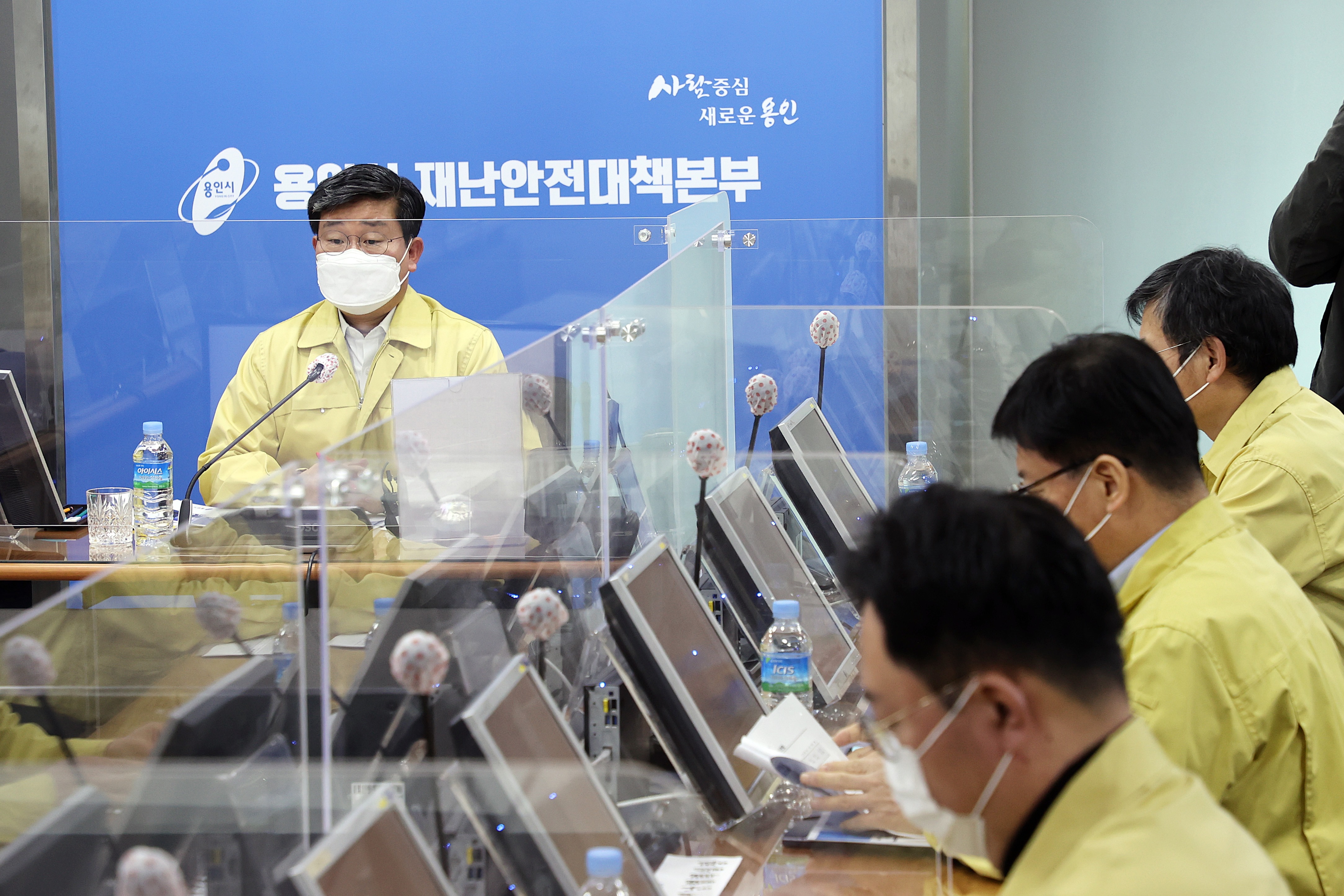 전해철 장관이 경기도 용인시청을 방문하여 용인시의 코로나19 대응 상황을 보고받은 후, GIS 상황관리시스템을 활용한 자가격리자 모니터링 운영실태를 점검하였다