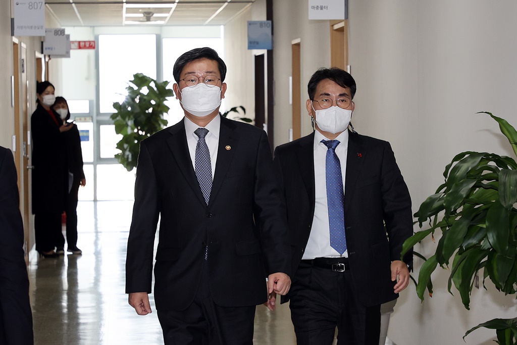 Minister Jeon Hael-cheol enters the venue for inauguration at Government Complex Sejong 2 on the 24th in Sejong. (Contactless video inauguration ceremony was held due to COVID-19.)
