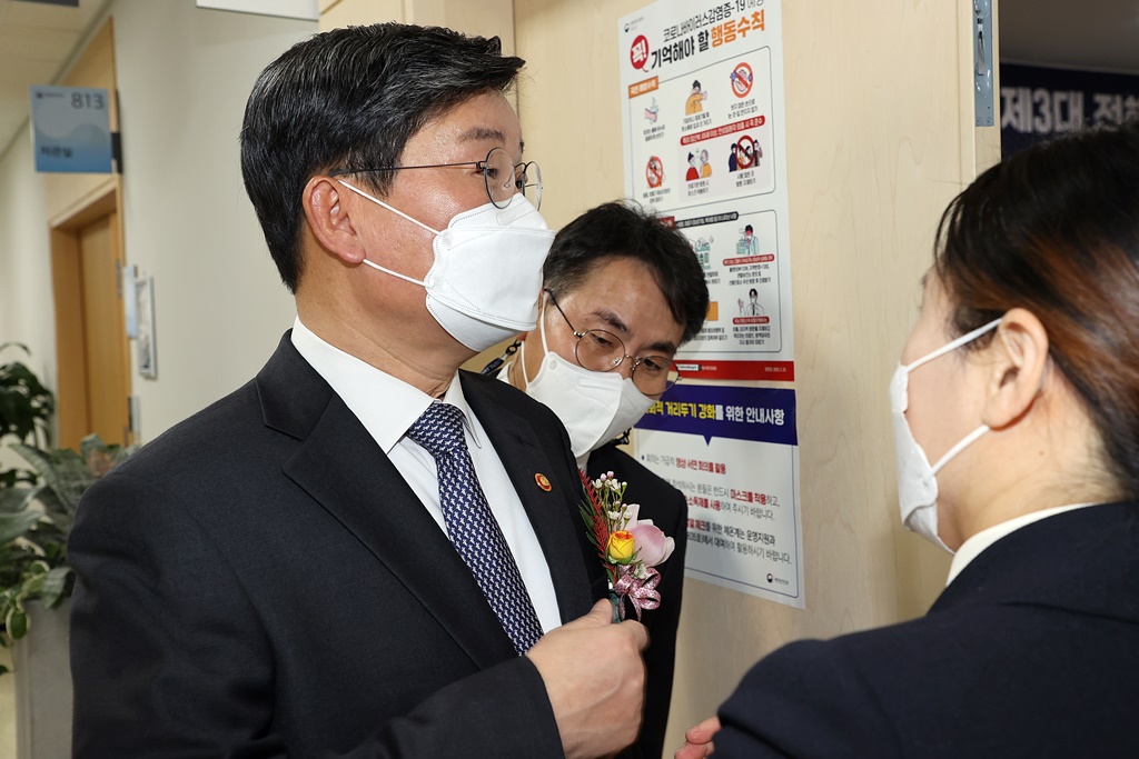 Minister Jeon Hael-cheol enters the venue for inauguration at Government Complex Sejong 2 on the 24th in Sejong. (Contactless video inauguration ceremony was held due to COVID-19.)