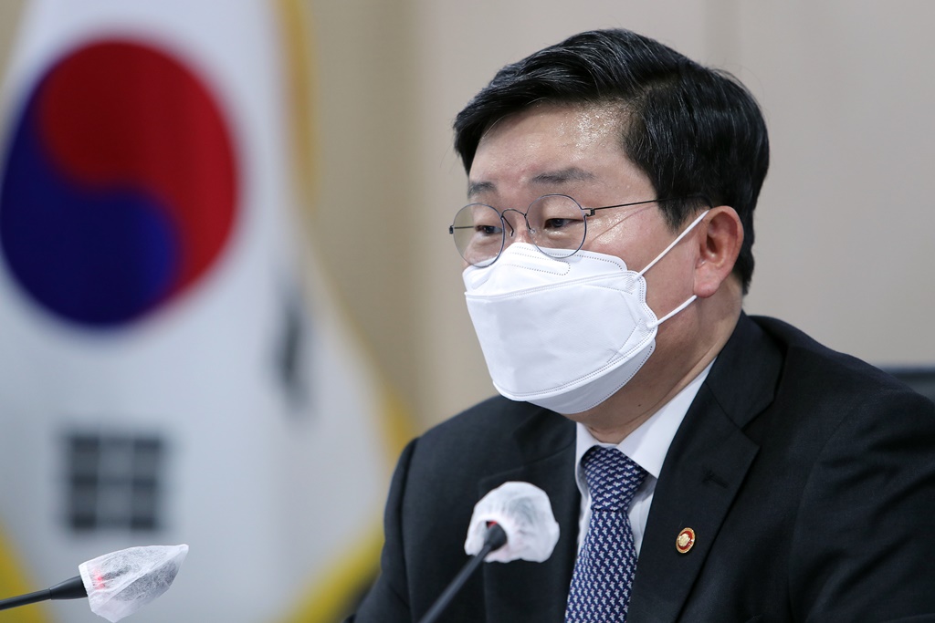 Minister Jeon Hael-cheol takes the oath of office at the inauguration venue at Government Complex Sejong 2 on the 24th in Sejong. (Contactless video inauguration ceremony due to COVID-19)