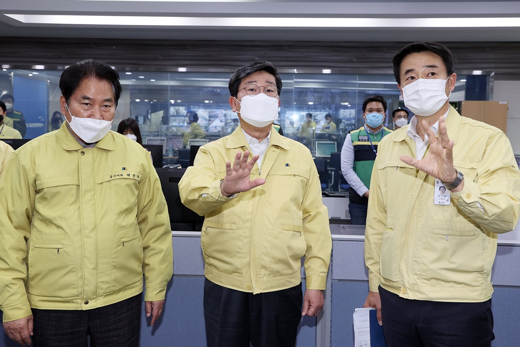 Minister Jeon Hae-cheol visited the self-quarantine management operation room of the Yongin City Hall, Gyeonggi-do on the 31st. Minister listened to opinions of field workers responding to COVID-19 and encouraged them.