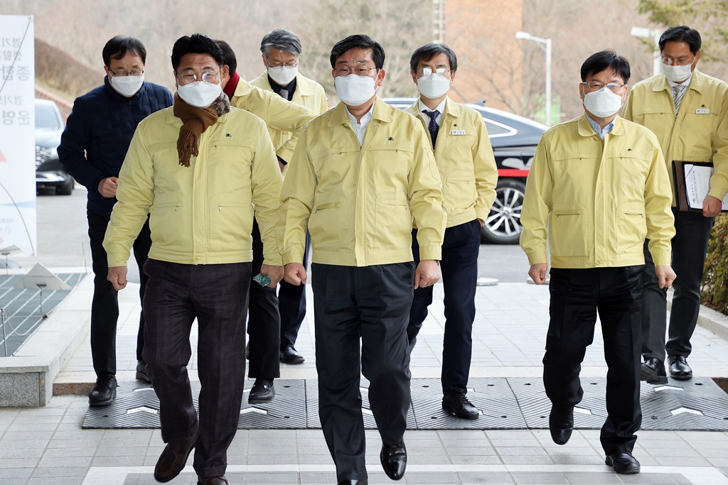 Minister Jeon Hae-cheol visited the Residential Treatment Center in Icheon-si, Gyeonggi-do on the 31st. Minister listened to opinions of field workers and encouraged them.