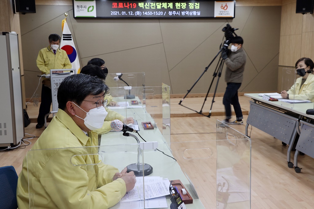 전해철 장관이 12일 오후 충북 청주시 상당보건소를 방문하여 코로나19 백신 전달체계 준비상황 등 점검회의를 하고 있다.